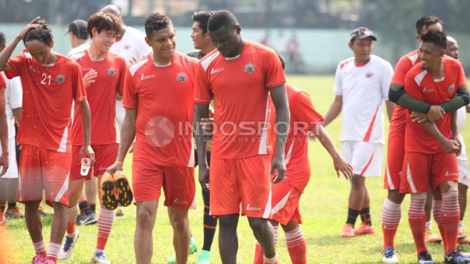 Duo penyerang asing Persija Jakarta, Jose Adolfo Guerre dan Pierre Boya (tengah).